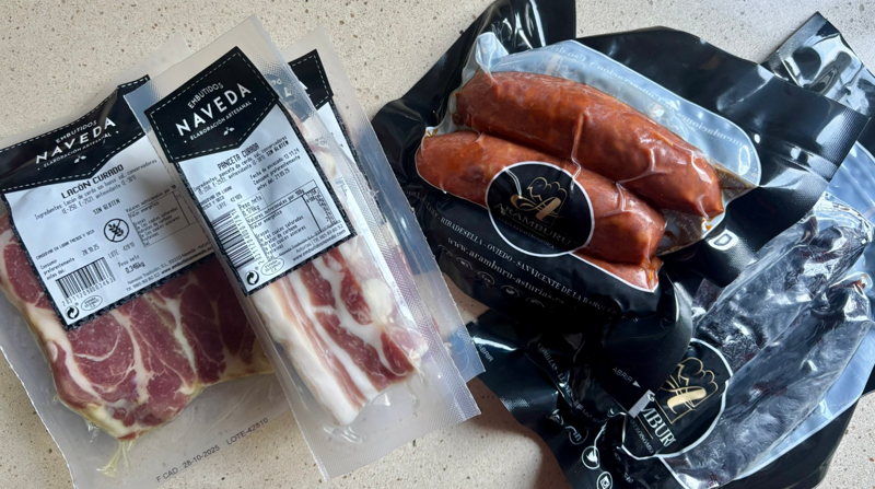 Jesús Ortiz le regala a un amigo productos típicos para hacer una fabada asturiana.