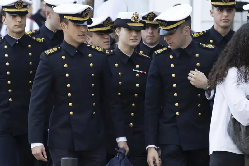 La Princesa Leonor, junto a sus compañeros, dando un paseo por Cádiz.