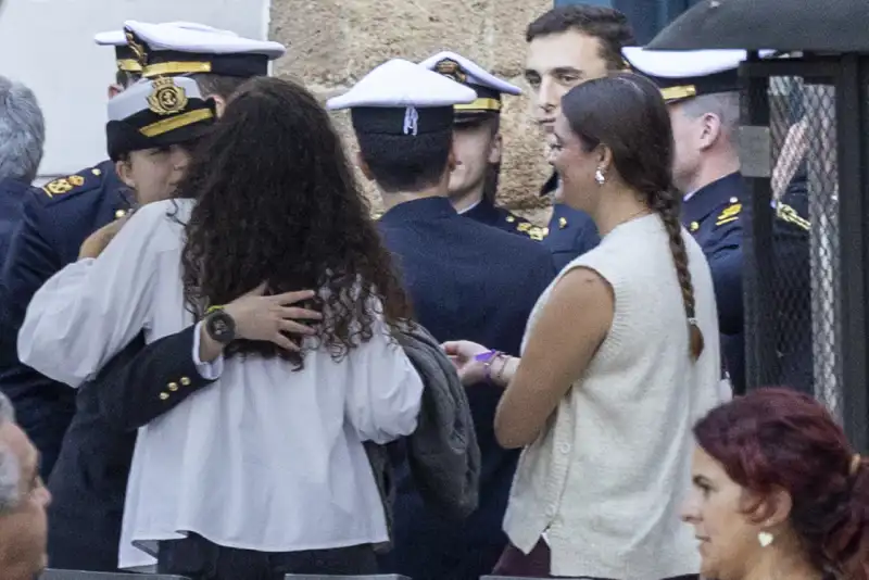 La Princesa Leonor saluda a dos jóvenes en Cádiz. 