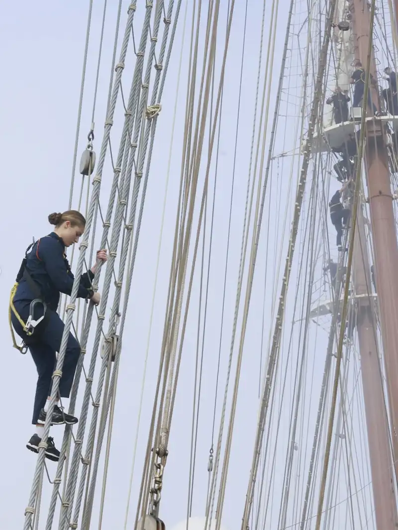 La Princesa Leonor se prepara para zarpar en Cádiz