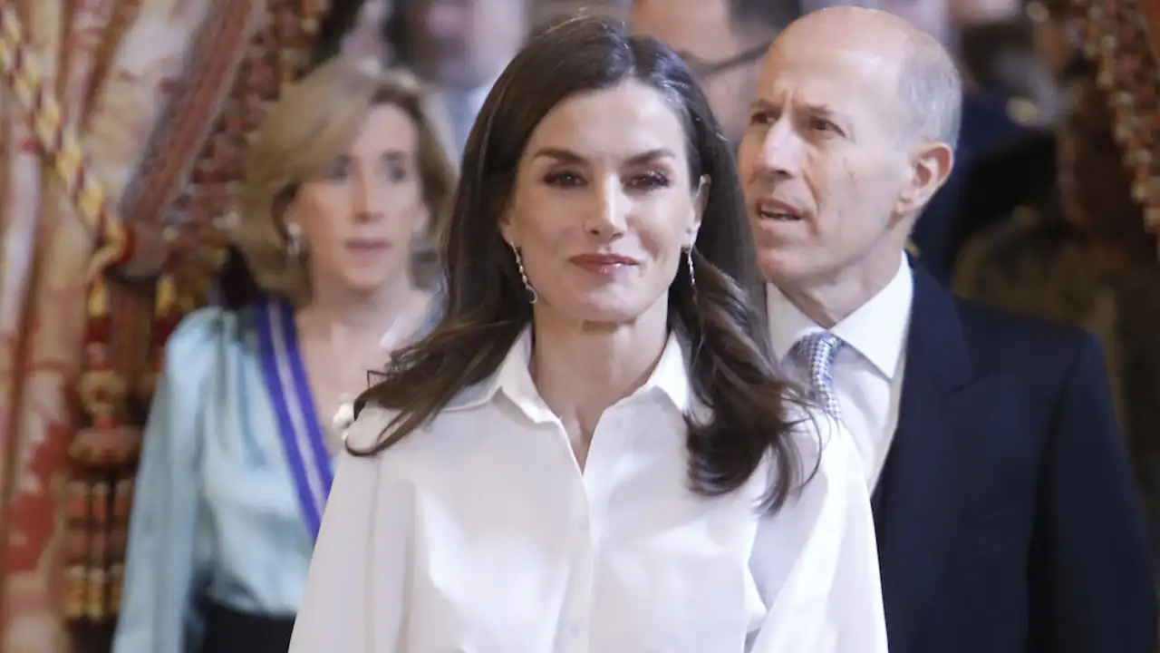 La Reina Letizia, al más puro estilo Rania de Jordania, repite fórmula y dicta sentencia con su última camisa: así serán en 2025