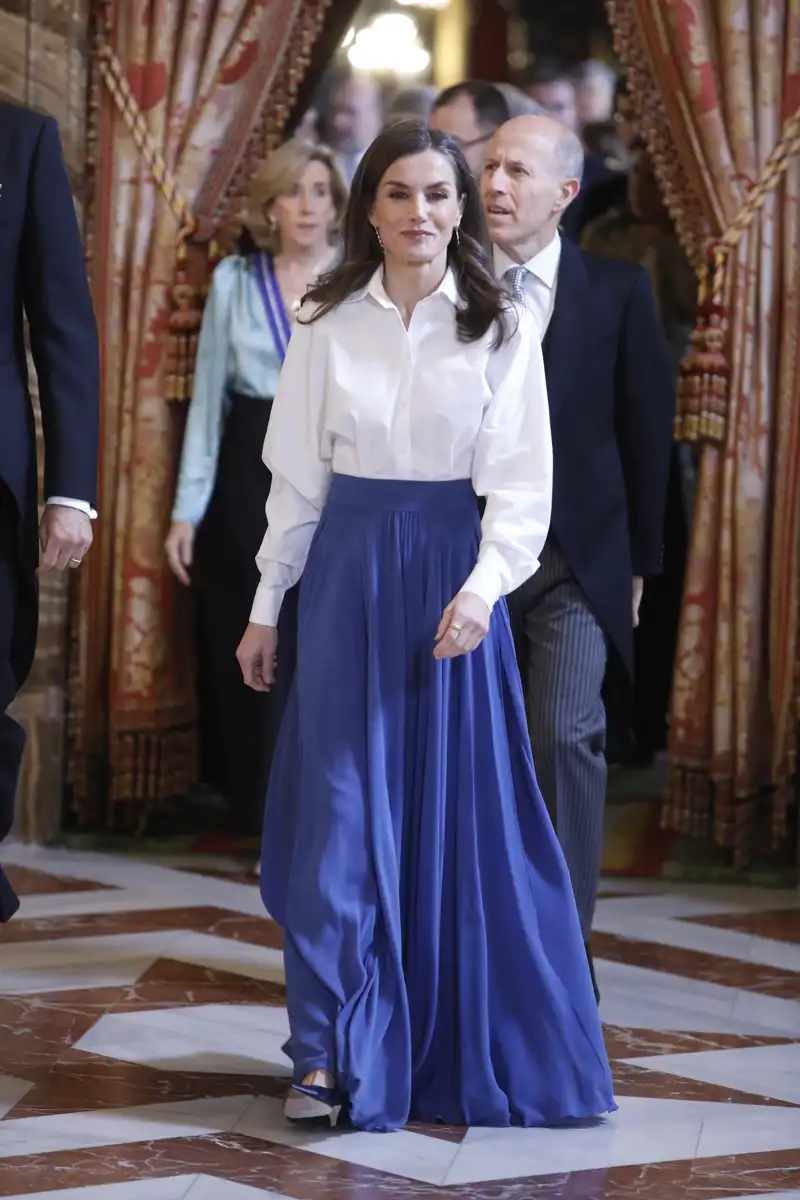 La Reina Letizia, al más puro estilo Rania de Jordania, repite fórmula y dicta sentencia con su última camisa: así serán en 2025