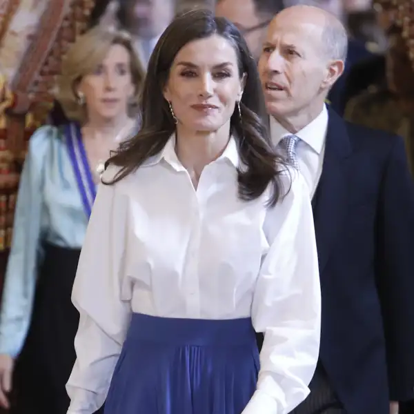 La Reina Letizia, al más puro estilo Rania de Jordania, repite fórmula y dicta sentencia con su última camisa: así serán en 2025