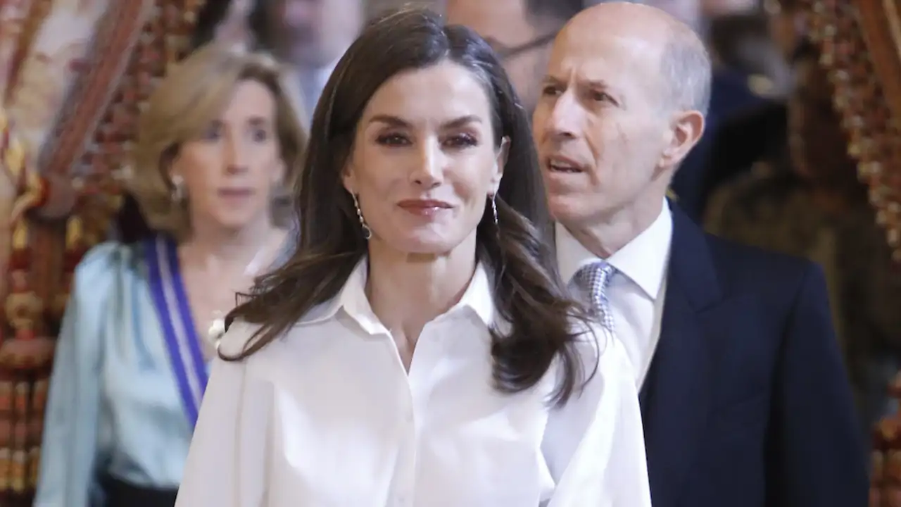 La Reina Letizia, al más puro estilo Rania de Jordania, repite fórmula y dicta sentencia con su última camisa: así serán en 2025