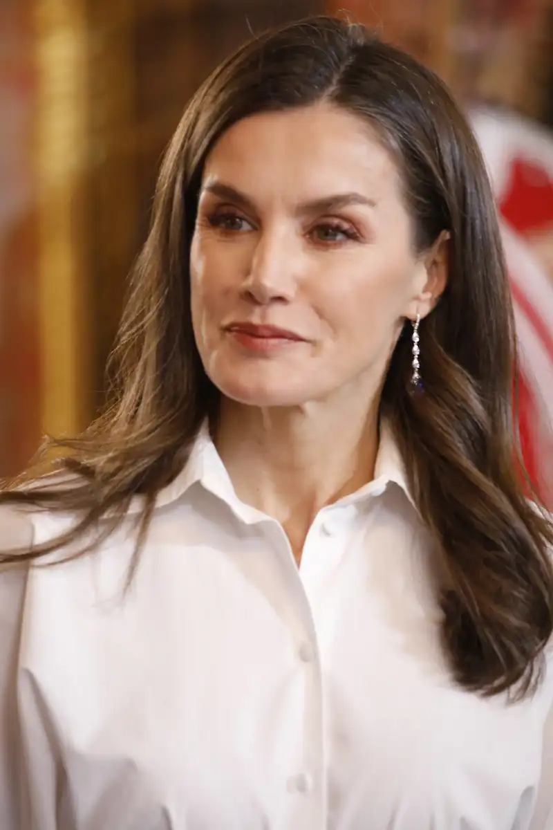 Los pendientes de zafiros y diamantes de la Reina Letizia a juego con su look 