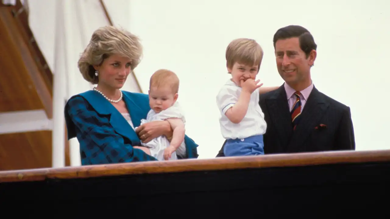 Los Príncipes de Gales, Carlos y Diana, junto a sus dos hijos en una estampa familiar en el Britania en 1980.