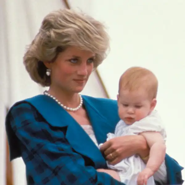 Los Príncipes de Gales, Carlos y Diana, junto a sus dos hijos en una estampa familiar en el Britania en 1980.