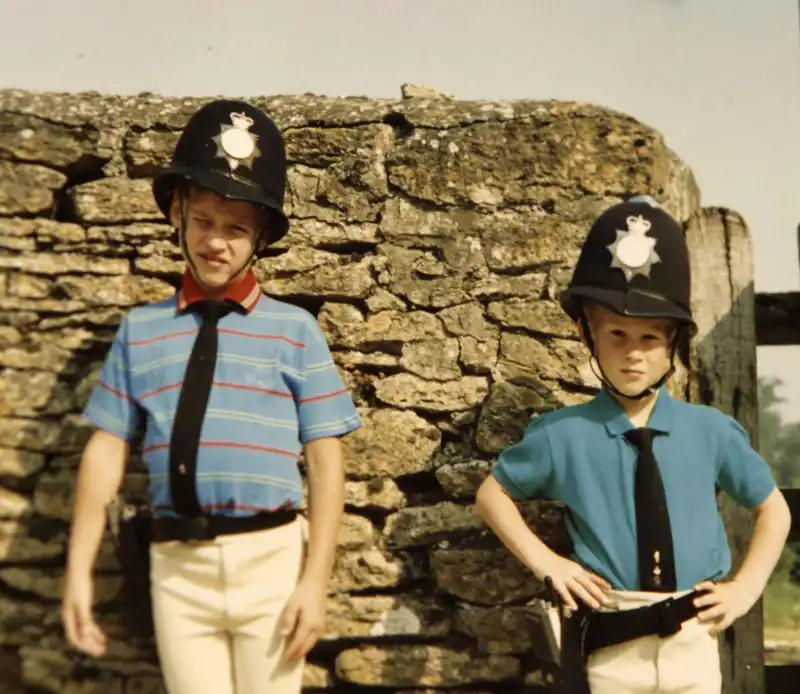 Los Príncipes Guillermo y Enrique disfrazados de policía en su infancia.