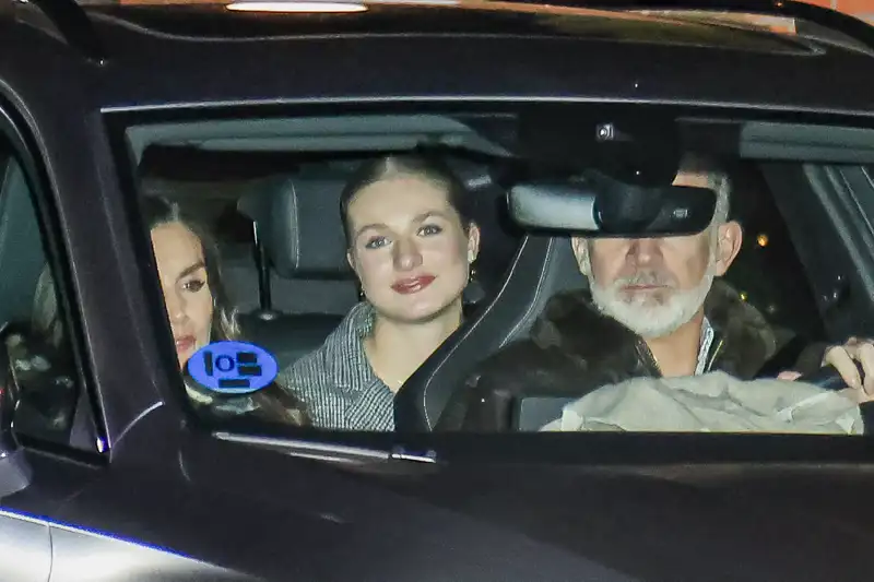 Los Reyes, Felipe y Letizia, y la Princesa Leonor, acuden a comer el tradicional Roscón de Reyes a casa de Jesús Ortiz.