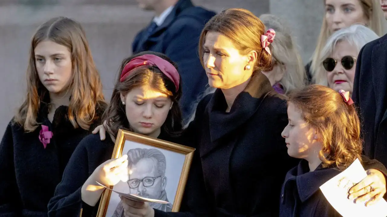 Marta Luisa de Noruega con sus hijas tras la muerte de Ari Behn. 