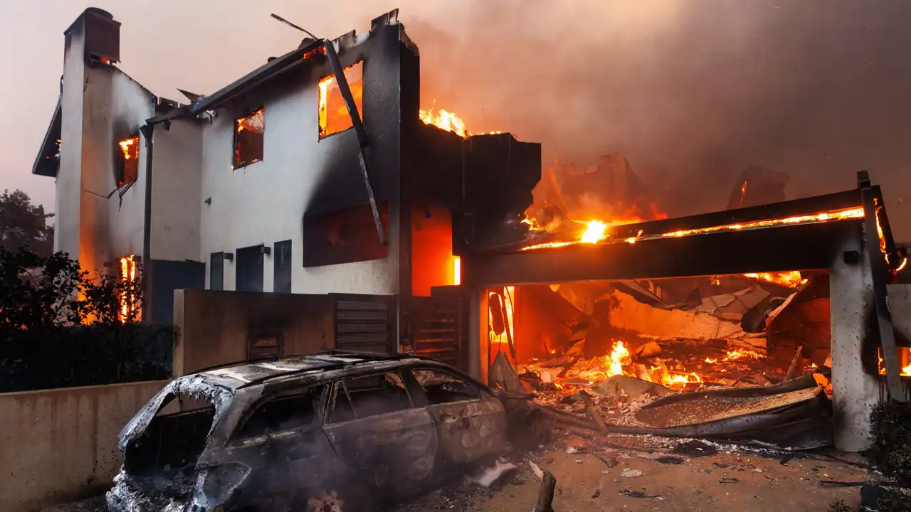 Una casa arrasada por el fuego durante el incendio de Los Ángeles