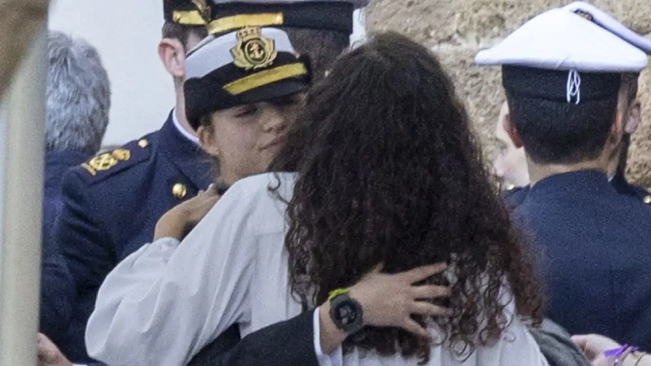 La Princesa Leonor se salta el protocolo durante un paseo por Cádiz junto a sus compañeros de 'Elcano'