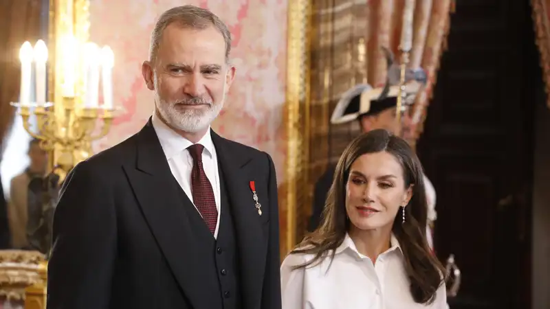 Los Reyes Felipe y Letizia en una recepción