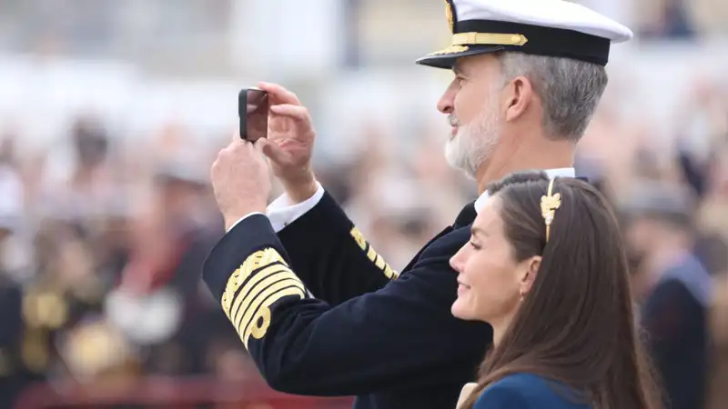 El Rey Felipe haciéndole una foto a la Princesa Leonor antes de partir.