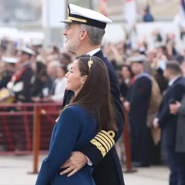 El Rey Felipe VI agarrando a la Reina Letizia mientras el buque en el que va la Princesa Leonor se aleja. 