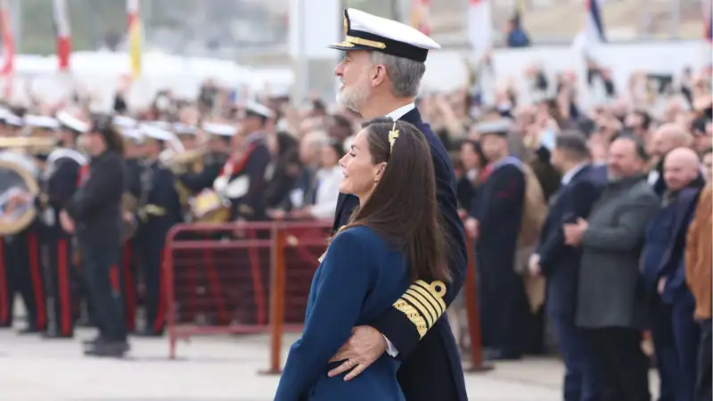 El Rey Felipe VI agarrando a la Reina Letizia mientras el buque en el que va la Princesa Leonor se aleja. 