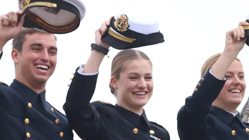 La Princesa Leonor se despide de sus padres a bordo de Elcano