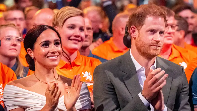 Meghan Markle y el Príncipe Harry aplaudiendo