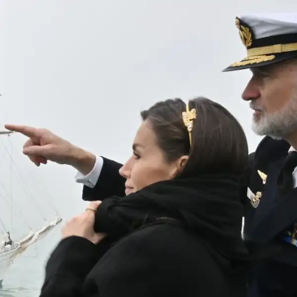 Fotos inéditas de los Reyes Felipe y Letizia despidiendo a Leonor. 