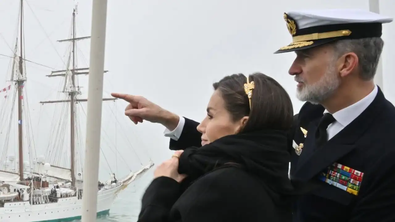 Las sorprendentes fotografías de la despedida privada de los Reyes Felipe y Letizia y la Princesa Leonor antes de zarpar