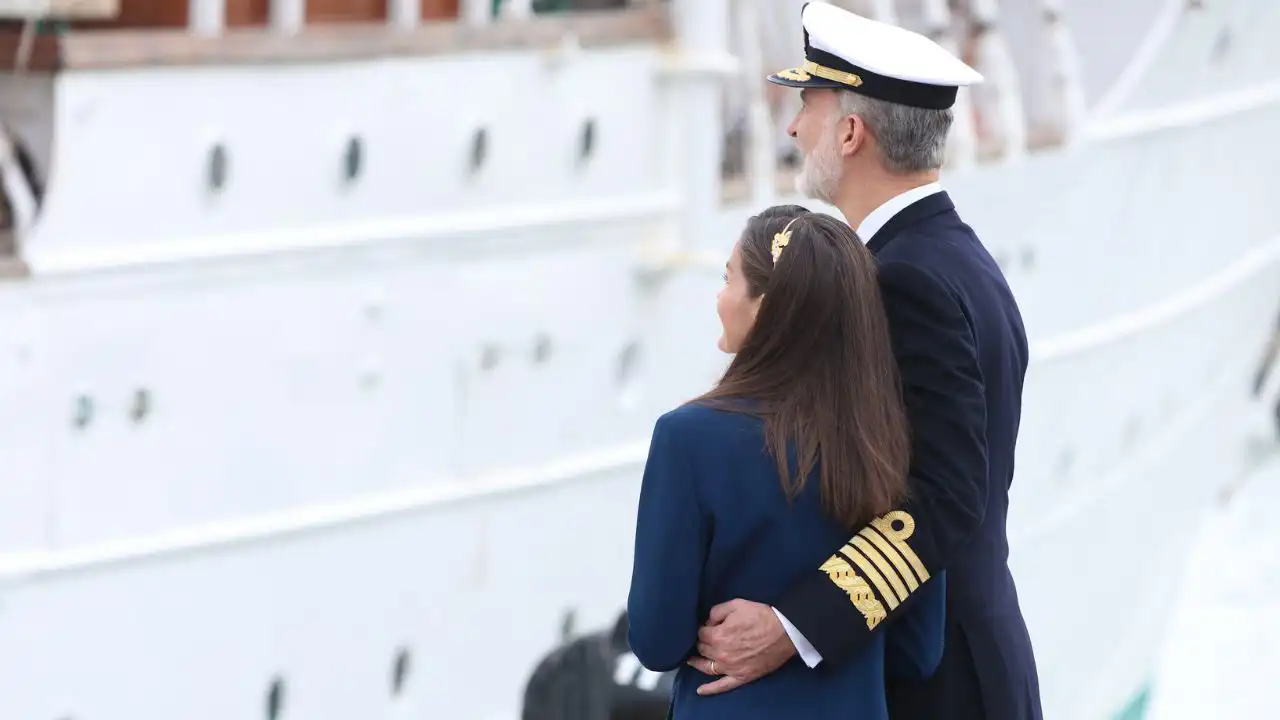 Los Reyes Felipe y Letizia despidiendo a su hija. 