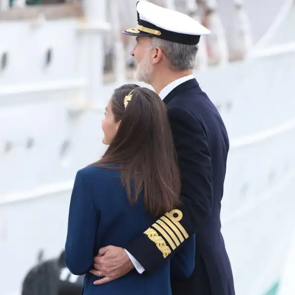 Los Reyes Felipe y Letizia despidiendo a su hija. 