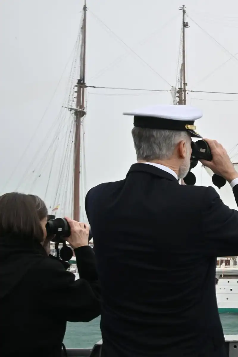 Los Reyes siguen a la Princesa Leonor en Elcano con unos prismáticos. 