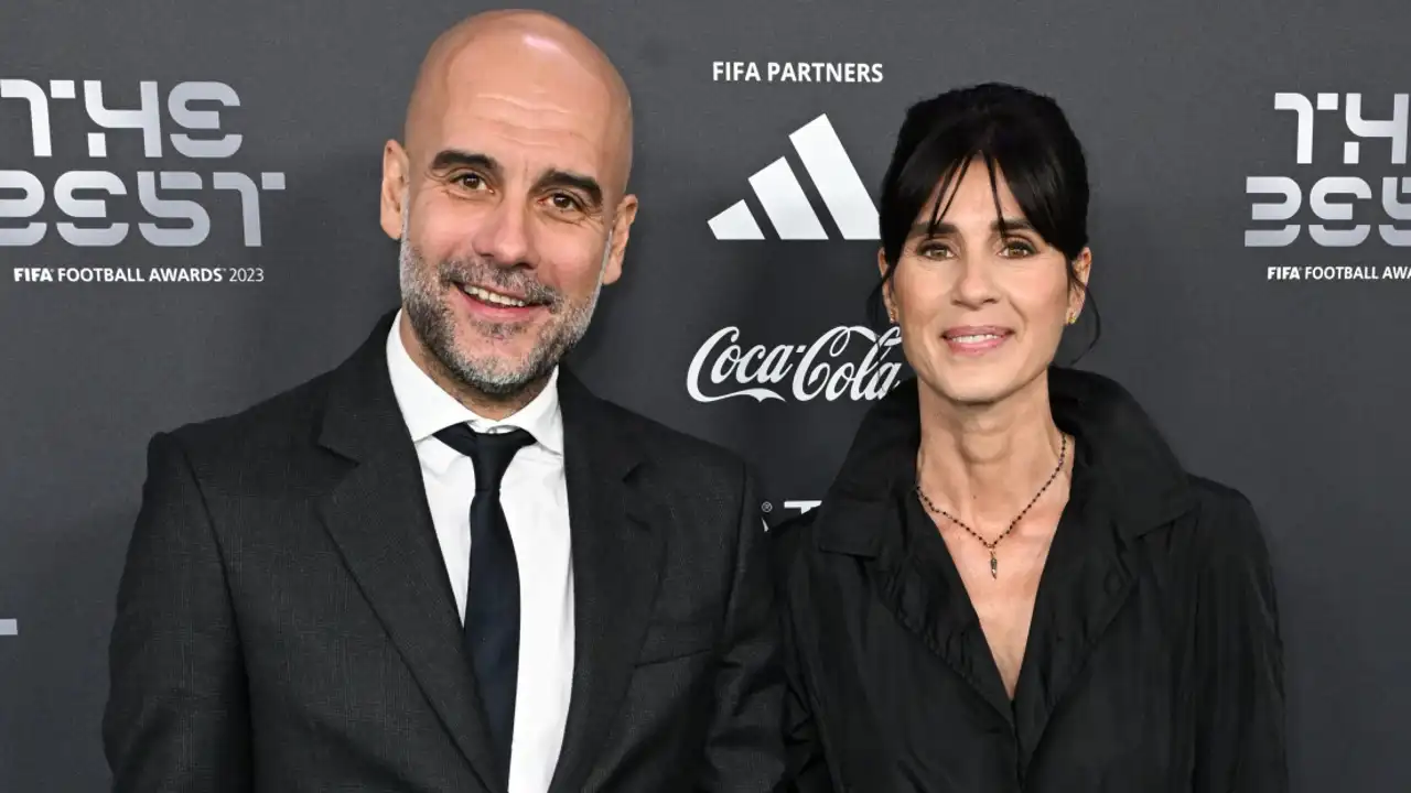 Pep Guardiola y Cristina Serra posando juntos en un photocall