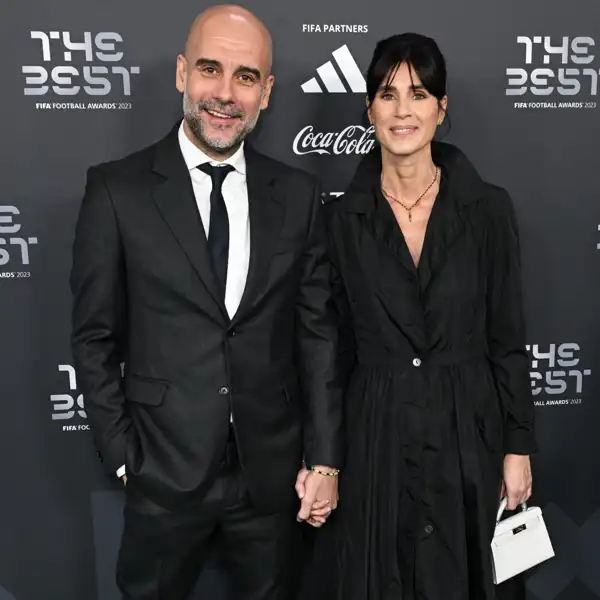 Pep Guardiola y Cristina Serra posando juntos en un photocall