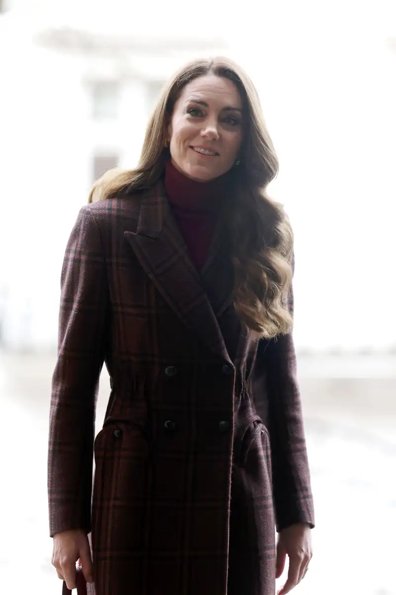 Abrigo de cuadros y vestido de punto: el combo infalible que ha usado Kate Middleton en su última visita al Hospital de Londres