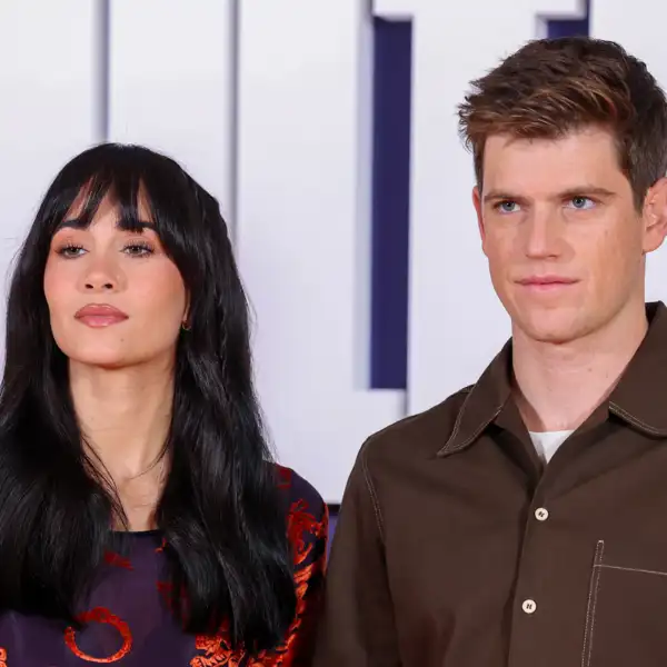 Aitana y Miguel Bernardeau posando en un photocall