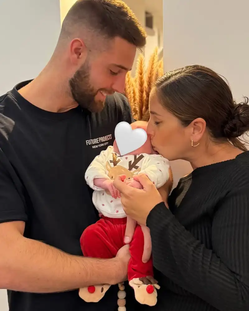 Anabel Pantoja y David Rodríguez junto a su hija