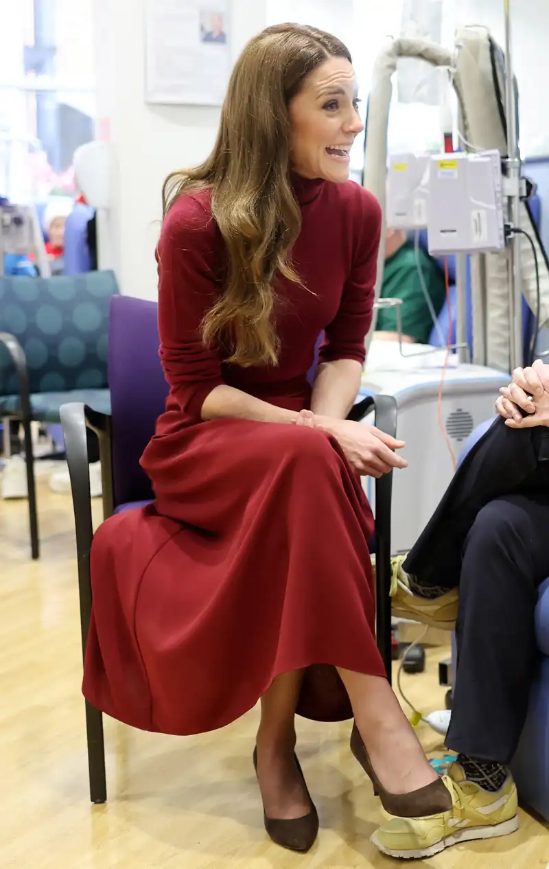 El vestido de punto rojo de Kate Middleton en su visita al Hospital de Londres 