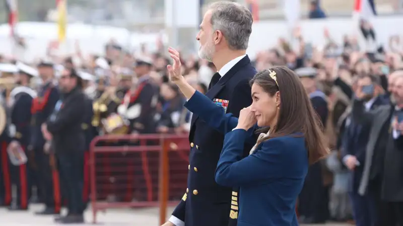 La Reina Letizia se seca las lágrimas mientras saluda a su hija.