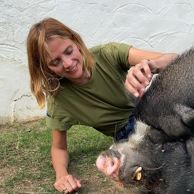 Macarena Gómez y un cerdo