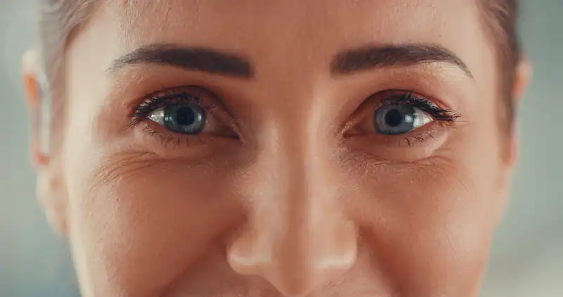 Mujer ojos claros arrugas