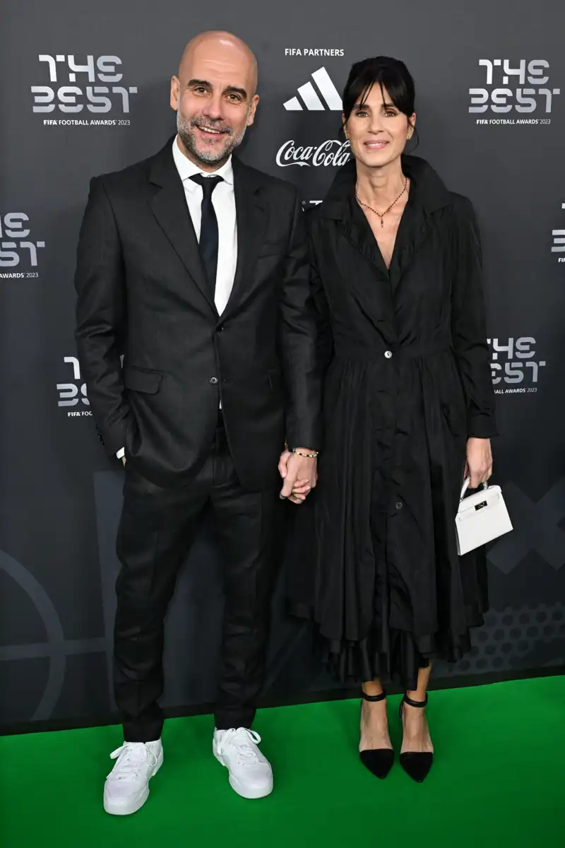 Pep Guardiola y Cristina Serra posando juntos en un photocall