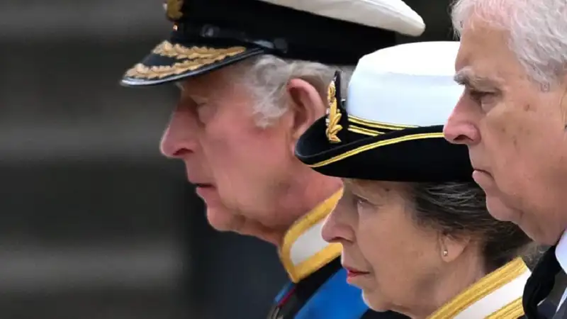 Carlos II y dos de sus hermanos, la princesa Ana y Andrés de Inglaterra. 