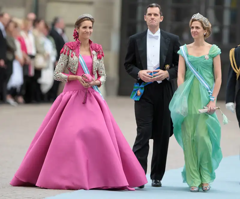 Doña Elena y Doña Cristina, con Iñaki Urdangarin, en la boda de Victoria de Suecia, en 2010