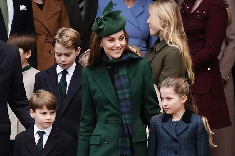 La Princesa de Gales luciendo pendientes nuevos en compañía de sus hijos en el servicio de Navidad de Sandringham.