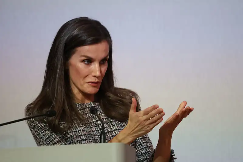 La Reina Letizia hablando delante de un micrófono