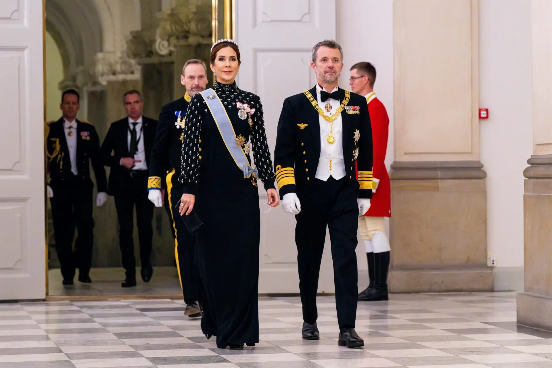 Un vestido real con tiara histórica