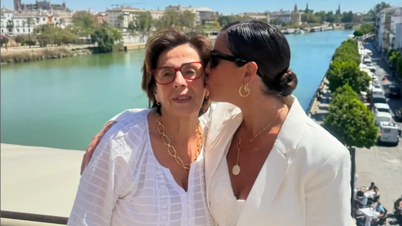 Anabel Pantoja junto a su madre, Merchi