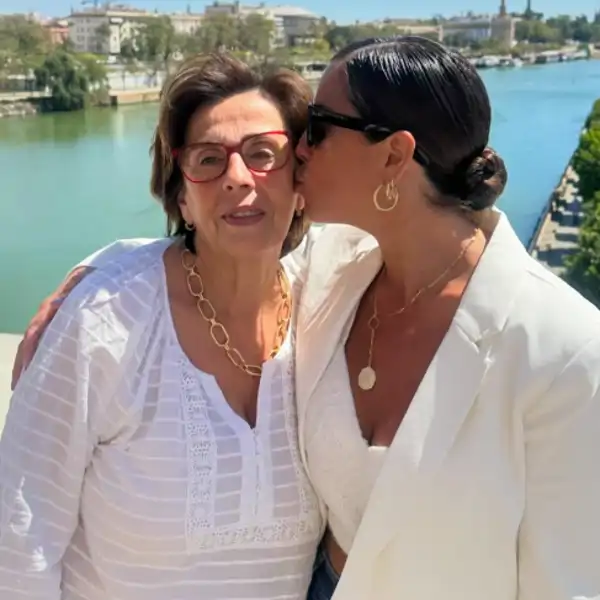 Anabel Pantoja junto a su madre, Merchi