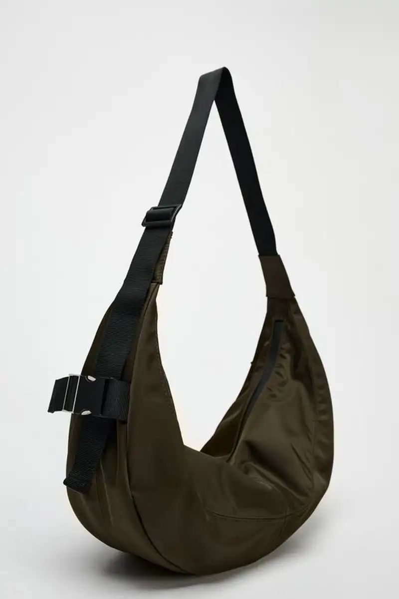 Bolso de hombro ovalado de Zara 15,99 euros