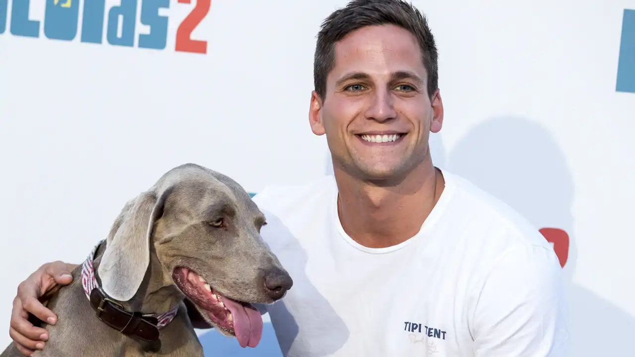 Gotzon Mantuliz posa con su mascota durante un photocall