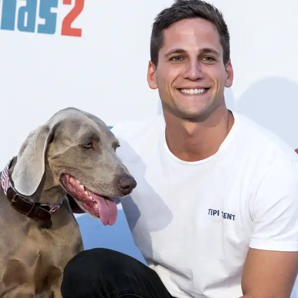 Gotzon Mantuliz posa con su mascota durante un photocall