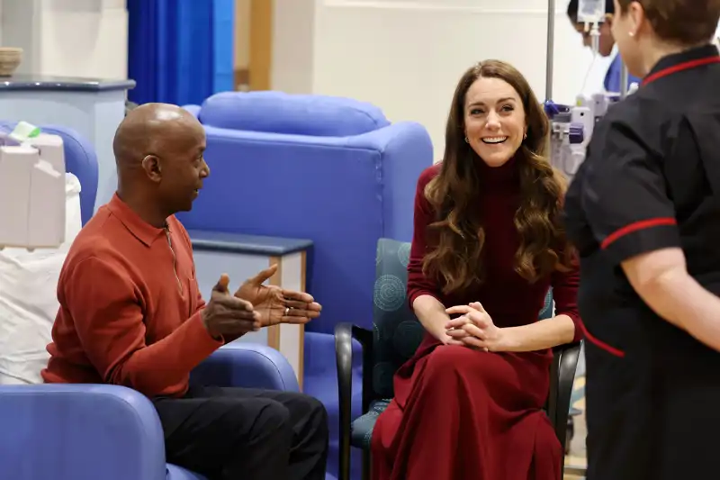 Kate Middleton charlando con otro enfermo oncológico mientras recibe su tratamiento en el La Princesa de Gales durante su visita al Royal Marsden Hospital 