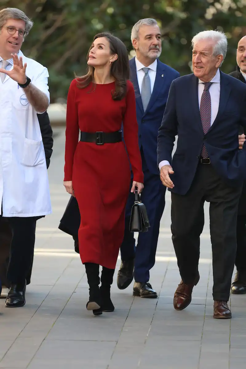 La Reina Letizia desempolva su vestido favorito de Dries Van Noten y repite accesorios en su última visita a Barcelona 