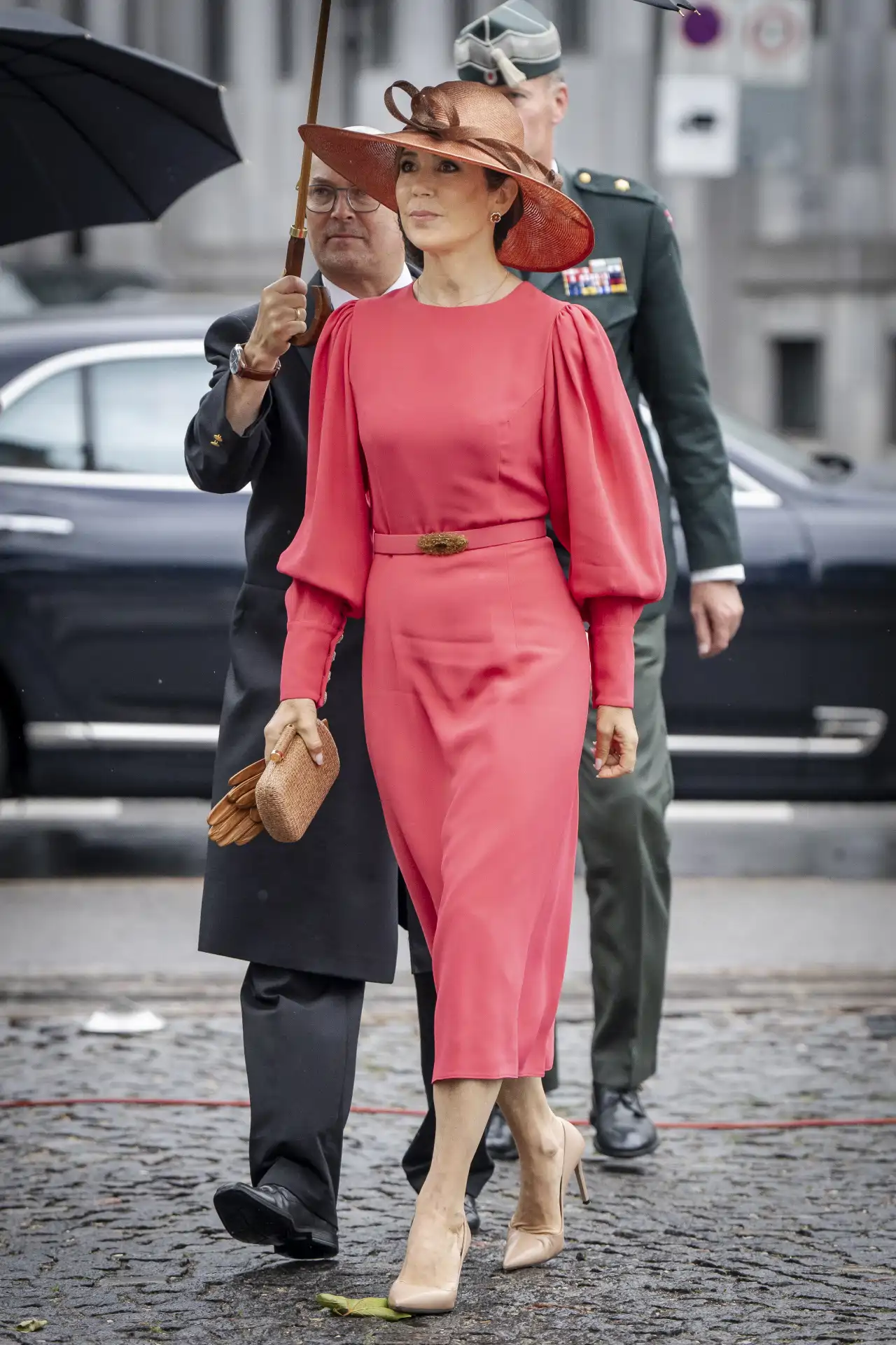 Un vestido coral reutilizado 